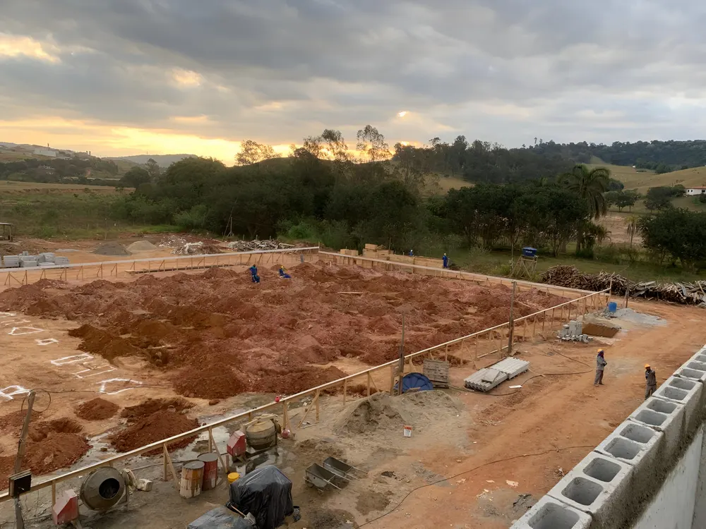 Obra do Condomínio Villagio Artigas, construção da F2D